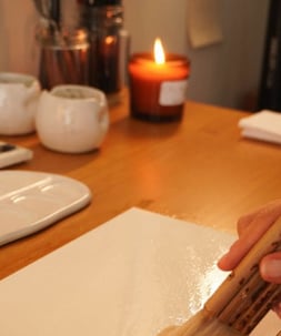 Ambiente sensorial com o brilho da água no papel