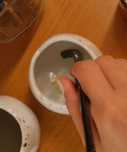 Lavando o pincel em um pote de água