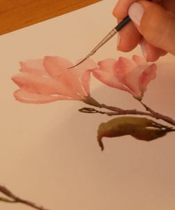 Leile pintando uma flor magnólia