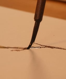 Pincel deslizando sobre o papel