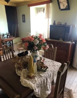 Oud portugees huis met spullen