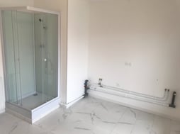 Mise en place de la douche et de la plomberie en façade