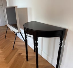 polakierowany na czarno mebel