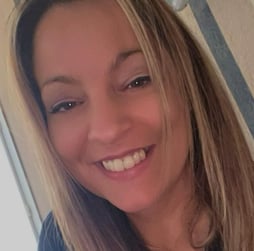 femme blonde sourire 