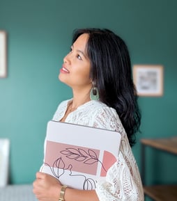 Graphiste freelance à Toulouse, spécialisée en identité visuelle et branding