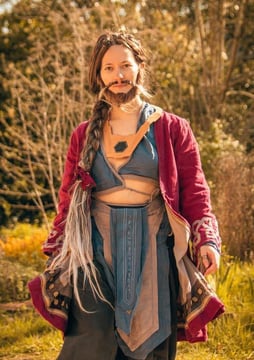 création unique de la tenue complète portée par une femme à barbe aux cheveux longs