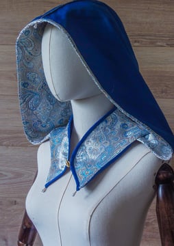 Capuche bleue aux motifs royaux