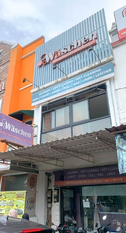 Tampak depan Waschen Laundry Kota Wisata, layanan laundry premium dengan fasilitas modern.