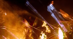 Concert festival avec effets speciaux machines à flammes