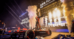 Podium course de voitures Formule E avec effets speciaux etincelles froides et fumée
