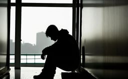 homme en depression et seul. se faire aider par un magnetiseur à Nantes, Christophe Meunier