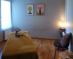 Salle de massage avec décoration poster bougies lumière tamisée