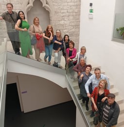 socios de arteNA en la escalera de Plazará