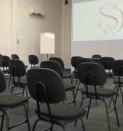 Sala reunião formato palestra - SD espaço para eventos corporativos