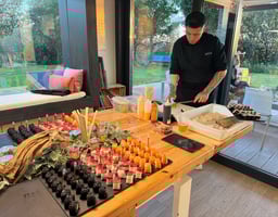 Chef Privado haciendo sushi en directo en un catering privado. Rollo Privado.