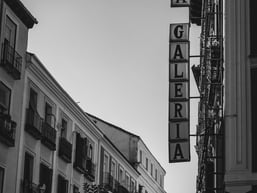 a black and white photo of a sign that says la galeria