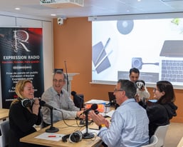 Groupe en atelier radio avec Expression Radio : prise de parole et cohésion d’équipe au micro.