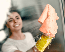 Femme en train de nettoyer