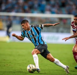 Mayk em campo com a camisa do Grêmio.