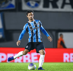 Rodrigo Caio em campo com a camisa do Grêmio.