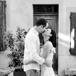 Black and white photo of couple kissing — Provence engagement photographer in village setting