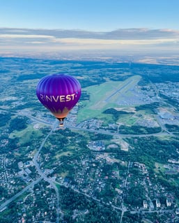 Rinvest oro balionas skrenda vilniuje