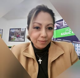 Mayra Escobedo, asesora inmobiliaria en CDMX, en oficina de Tu Hogar Ideal con material promocional 