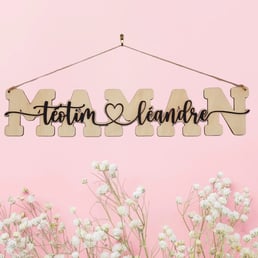 plaque décorative en bois avec le mot famille en fond et une couche de bois par dessus avec les prénoms en noir