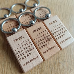 porte clé en hêtre avec un calendrier d'une date importante et un texte