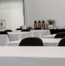 Sala reunião formato treinamento - SD espaço para eventos corporativos