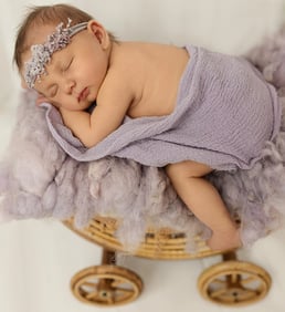 bébé qui dort sur une poussette don t pied dépasse