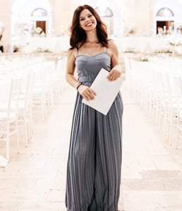 wedding planner con carta in mano