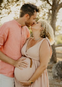 Photo de couple pendant une séance photo de grossesse