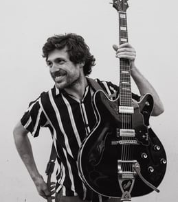 Eddie DHAINI avec guitare