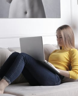 Businesswoman-writing-on-PC