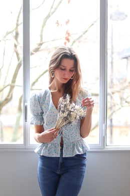 Blouse fleurie cousue main, nouée devant, motif Liberty pour une garde-robe romantique.