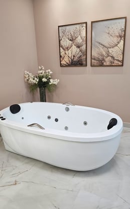 Ambiente do SPA do We Hall Beauty em Bauru, com banheira elegante e decoração sofisticada para momen