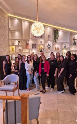 Equipe do We Hall Beauty em Bauru reunida em frente ao bar café, transmitindo acolhimento, profissio