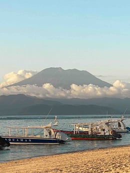 Vue sur le mont Agung depuis la plage de Lembongan.