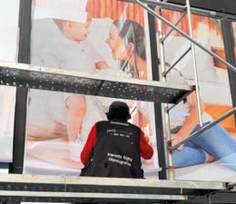 Vinil de corte aplicado en vidriera de tienda en Miraflores