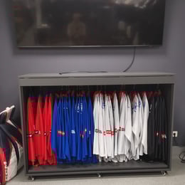 Garderobe Eishockey-Trikots