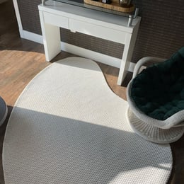 tapete em formato organico na sala de leitura