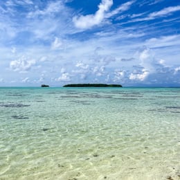 Eau transparente de la plage de Tatiaora en Polynésie 