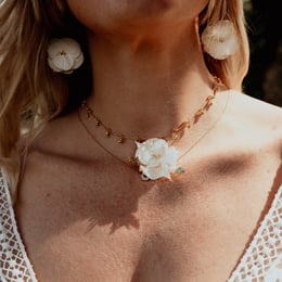 photographie et mise en avant de bijoux floraux pour mariage