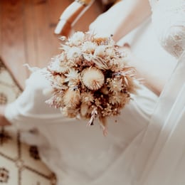 photographie et mise en avant d'un bouquet de mariée
