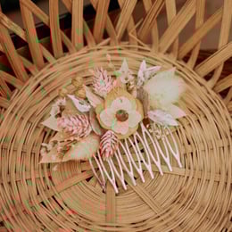 photographie d'une barrette fleurie pour mariage