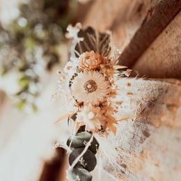 présentation d'un bijou de tête pour mariage