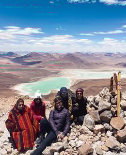 Photo de groupe en haut du sommet licancabur avec magnifique vue sur la Laguna Verde.