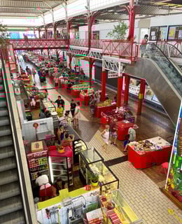 Marché locale à Tahiti avec des étals colorés proposant des produits frais, des fruits exotiques et de 