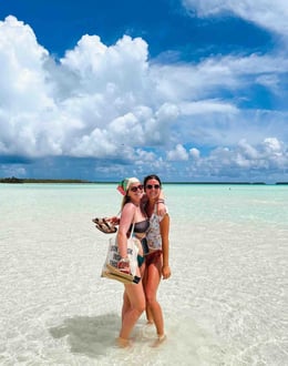 Photo of Eva and Manon in the lagoon of Tetiaroa, French Polynesia.